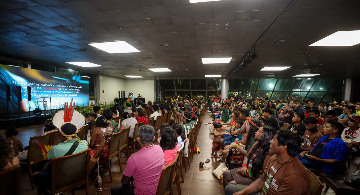 Esta terça-feira (15) foi marcada por série de debates sobre políticas públicas, lançamento de documentário, atividades educativas e desfile de moda