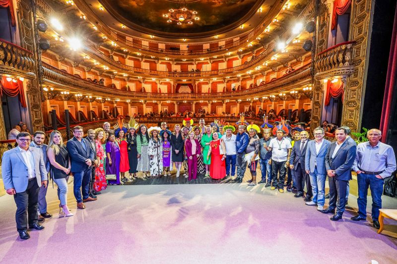 Momento histórico em um palco centenário: autoridades e lideranças indígenas na posse de Puyr Tembé