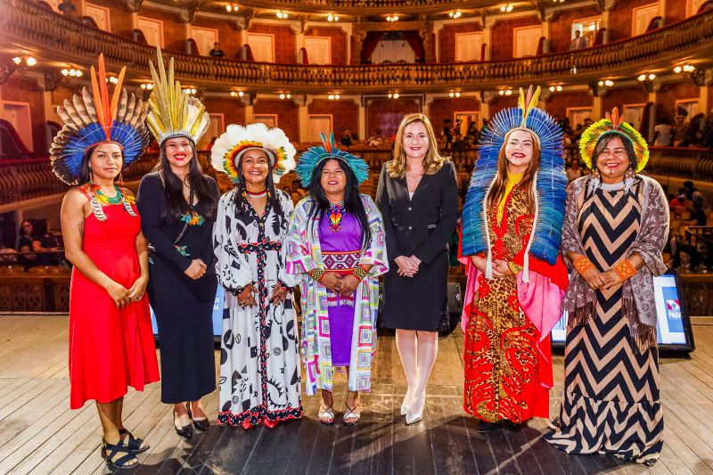 A ministra Sônia Guajajara (centro), ladeada pela governadora em exercício do Pará, Hana Ghassan, e pela titular da Sepi, Puyr Tembé, junto com outras representantes de povos tradicionais