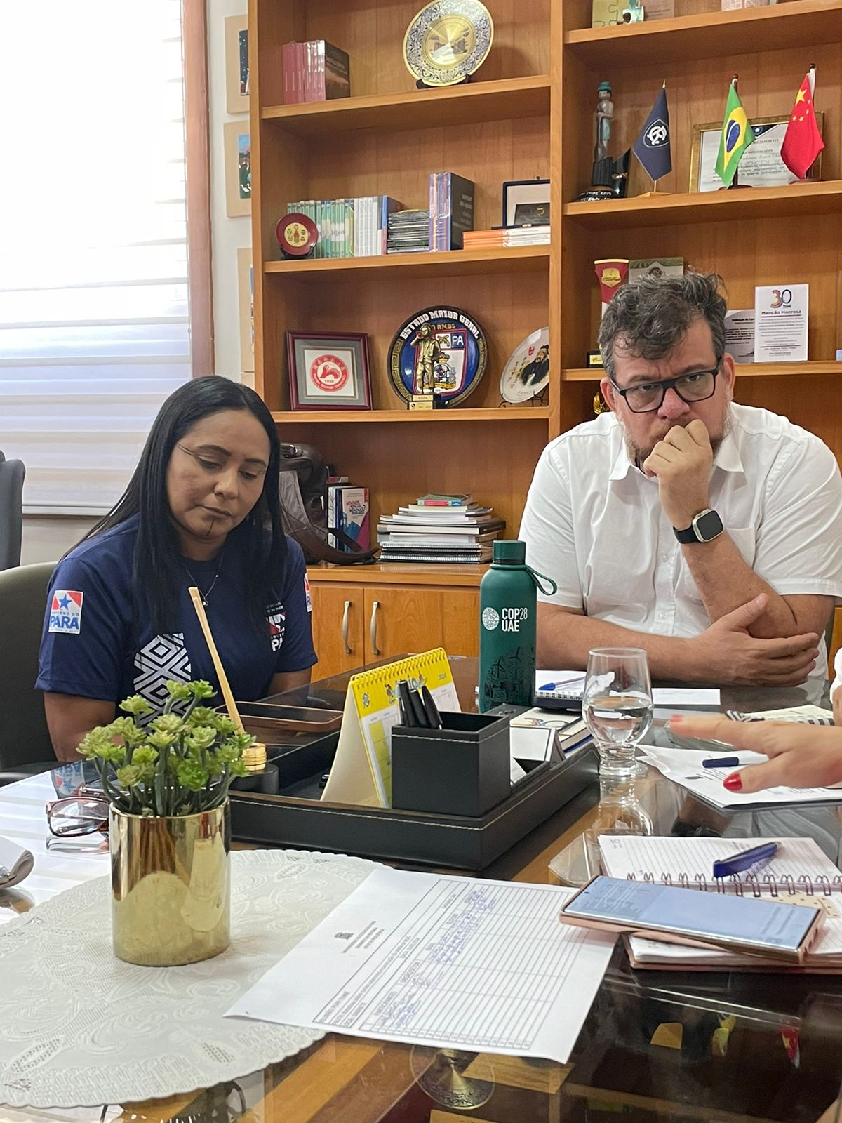 Secretária Puyr Tembé ao lado do reitor da Uepa Clay Chagas.