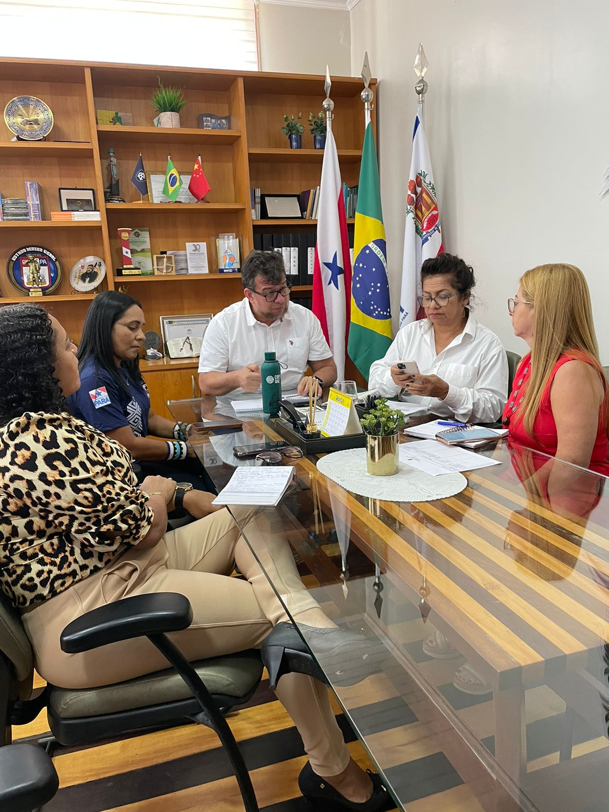 Secretária da Sepi Tembé ao lado de Simone Silva, diretora de Finalística da Sepi, do reitor da Uepa, vice-reitora Ilma Ferreira e Joelma Alencar, do Núcleo de Formação Indígena da Uepa.