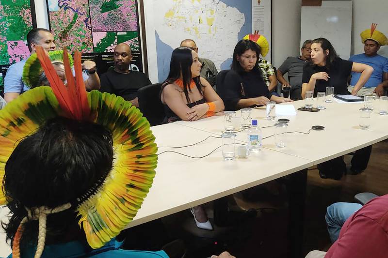 Proteção - Durante a discussão, as lideranças reforçaram a importância de construir políticas e estratégias após a desintrusão do território. “Nós, por meio do Governo do Estado, estamos disponíveis para construir junto com as lideranças e as instituições parceiras, as formas de garantir, viabilizar a proteção do território e manter a floresta viva em pé. A união faz a força, a força faz a união. A união faz a demarcação e faz a proteção”, enfatizou a titular da Sepi.  Uma das lideranças presentes, Niti Kayapó, ressaltou a importância da preservação não só das florestas, mas também dos rios da região, que estão contaminados por mercúrio, produto químico altamente tóxico. “Nós precisamos ter um rio limpo, para tomar banho. As crianças tomam banho, bebem dessa água. A gente precisa cuidar do rio. Como que vai ficar? Tem que ter uma coisa certa pra gente passar a informação para a comunidade”, disse.  Em abril deste ano, a Funai assinou, como forma de esforço nos processos de regularização das terras indígenas no Pará, um protocolo de Intenções com órgãos do Governo do Estado e a Federação dos Povos Indígenas do Pará (Fepipa). O documento celebra um Acordo de Cooperação Técnica (ACT) com objetivo de coordenar, elaborar, revisar e implementar os Planos de Gestão Territorial e Ambiental (PGTAs) e outros meios de gestão com os povos afetados por crimes ambientais.