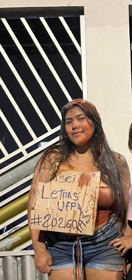 A aluna segura uma placa que diz "Letras UFPA 2026"