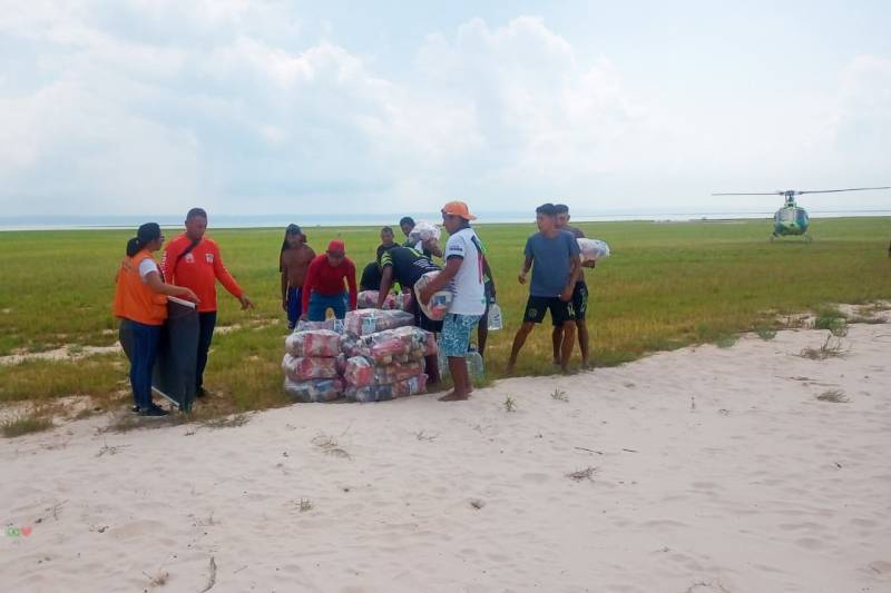 Indígenas da região do baixo tapajós recebendo ajuda humaitária