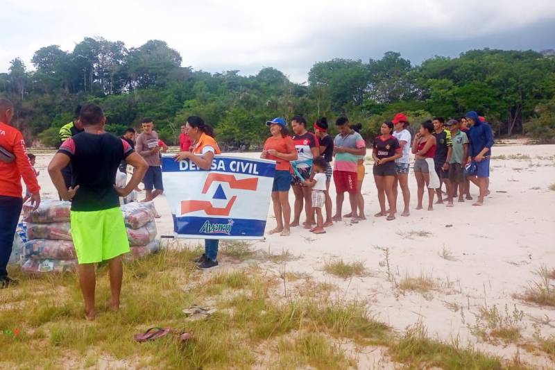 Defesa civil realizando a entrega de cestas básica e água