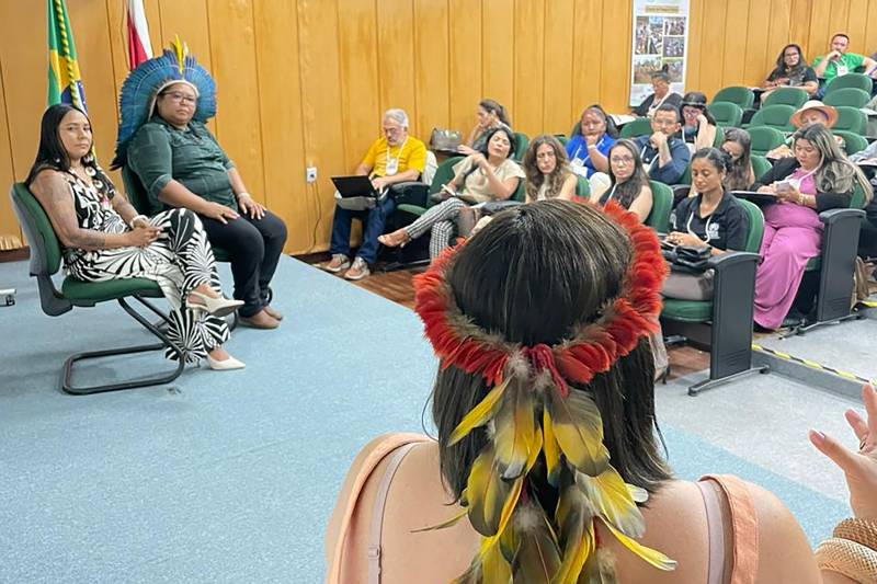 Aproximadamente noventa participantes, entre representantes indígenas, governos estadual e federal, ministério público, organizações não governamentais e associações participaram da programação