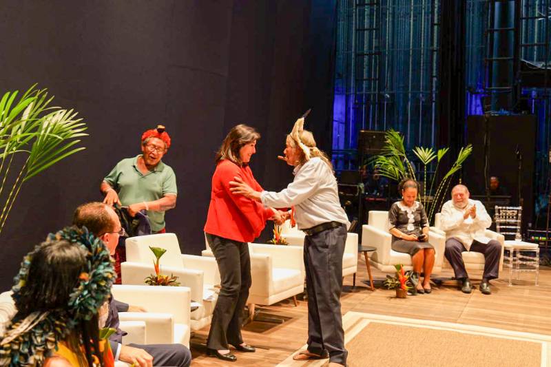 Cacique Raoni e a ministra Simone Tebet, durante a solenidade