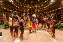 ministra Sonia Guajajara e a secretária Puyr Tembé, na celebração com outros indígenas